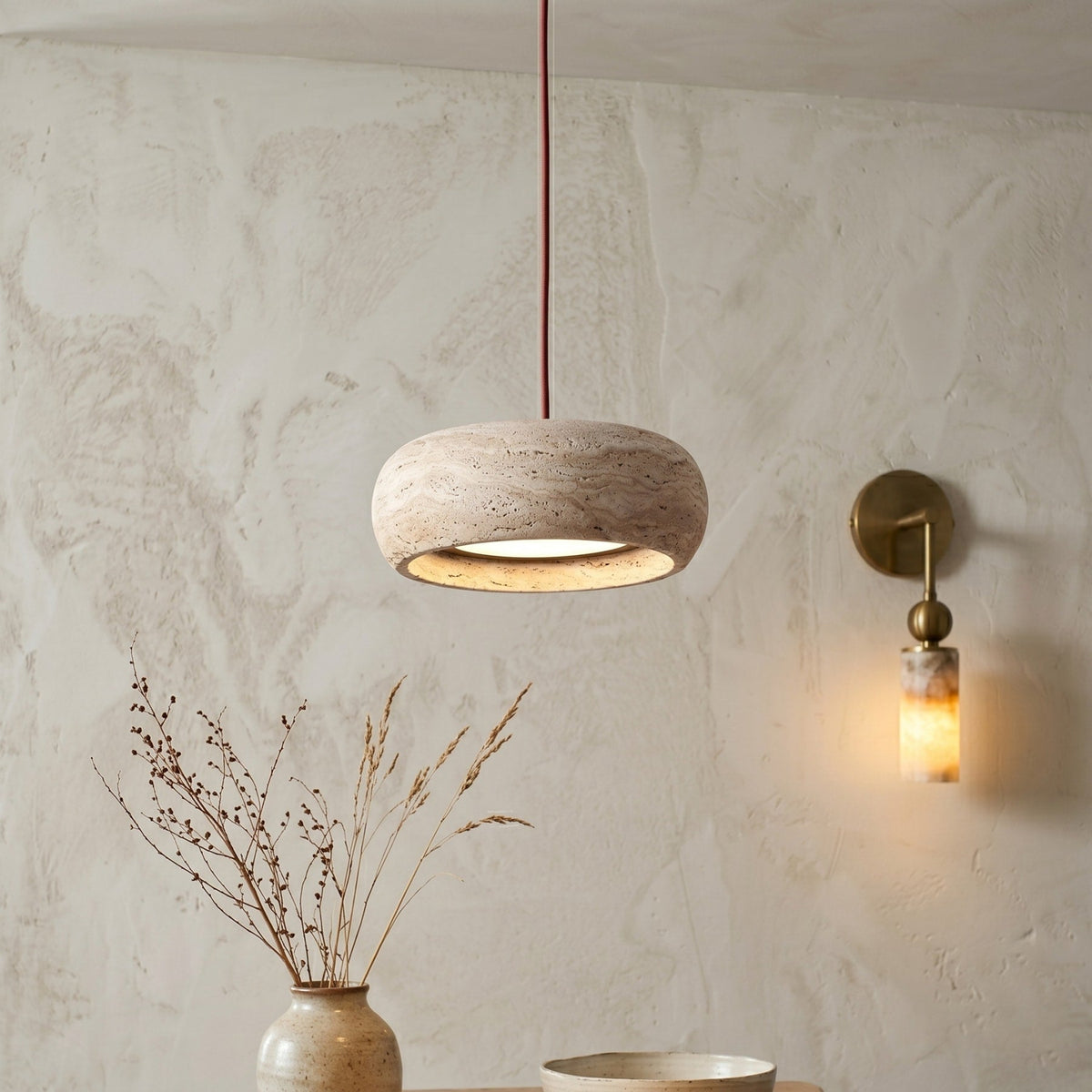 Travertin Hanglamp Met Slank Profiel En Dimbare Lichtkleuren Voor Moderne Ruimtes