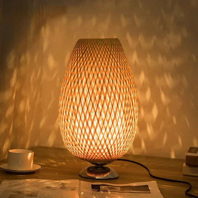 Vintage Bamboe Tafellamp met Klassieke Nostalgie en Duurzame Afwerking