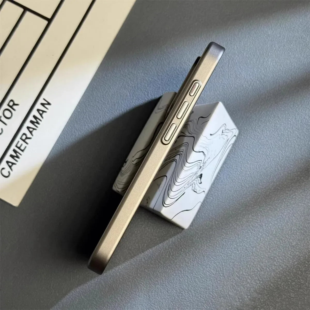 Geribbeld titanium iPhone-hoesje met verhoogde beschermranden