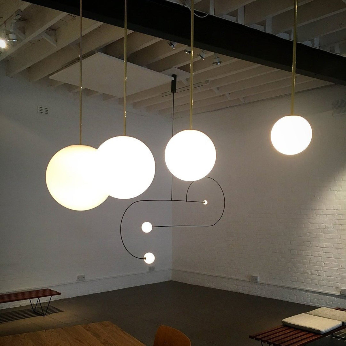 Glazen Hanglamp Met Glanzende Kap En Compact Ontwerp Voor Moderne Sfeerlicht