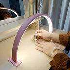 Halvemaanvormige LED-bureaulamp met verstelbaar licht en USB-voeding