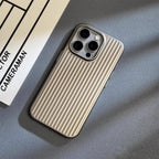 Geribbeld titanium iPhone-hoesje met verhoogde beschermranden