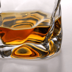 Whiskyglas met Golvend Reliëf en Houten Geschenkdoos voor de Thuisbar