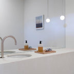 Glazen Hanglamp Met Glanzende Kap En Compact Ontwerp Voor Moderne Sfeerlicht