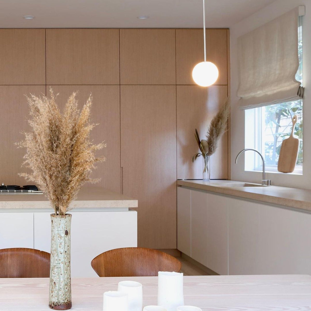 Glazen Hanglamp Met Glanzende Kap En Compact Ontwerp Voor Moderne Sfeerlicht