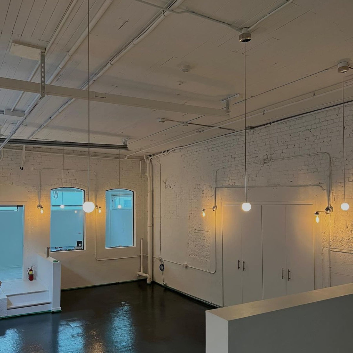 Glazen Hanglamp Met Glanzende Kap En Compact Ontwerp Voor Moderne Sfeerlicht