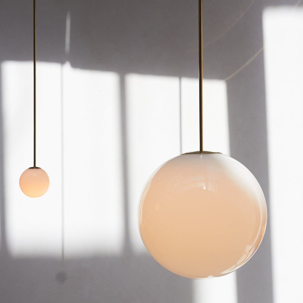 Glazen Hanglamp Met Glanzende Kap En Compact Ontwerp Voor Moderne Sfeerlicht