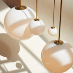 Glazen Hanglamp Met Glanzende Kap En Compact Ontwerp Voor Moderne Sfeerlicht