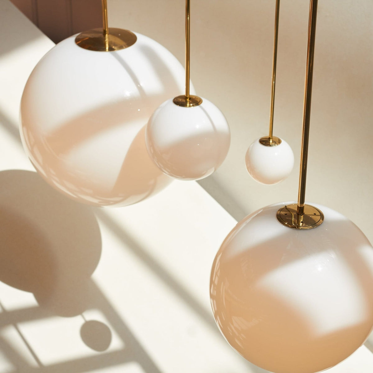Glazen Hanglamp Met Glanzende Kap En Compact Ontwerp Voor Moderne Sfeerlicht