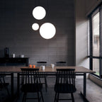 Glazen Hanglamp Met Glanzende Kap En Compact Ontwerp Voor Moderne Sfeerlicht