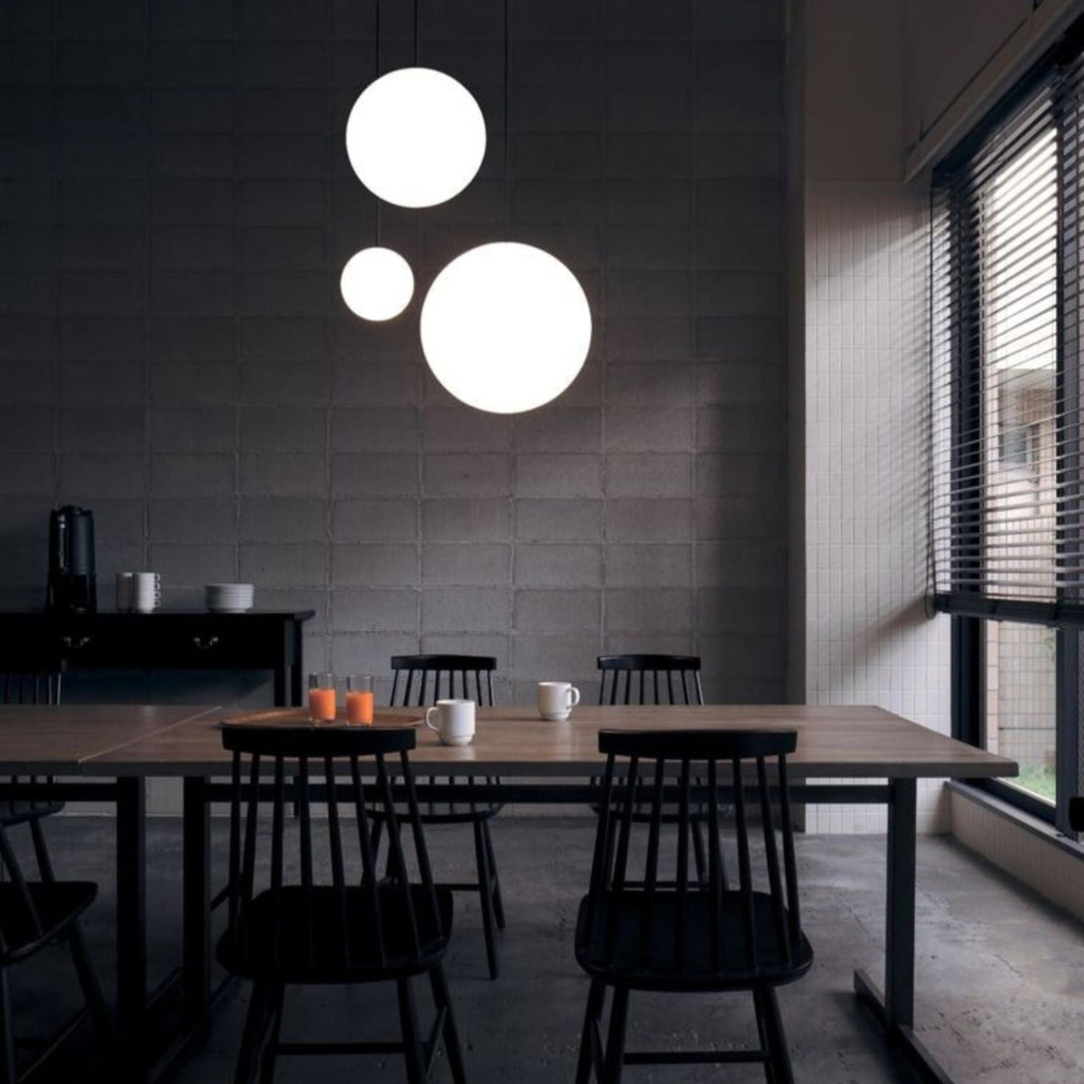Glazen Hanglamp Met Glanzende Kap En Compact Ontwerp Voor Moderne Sfeerlicht