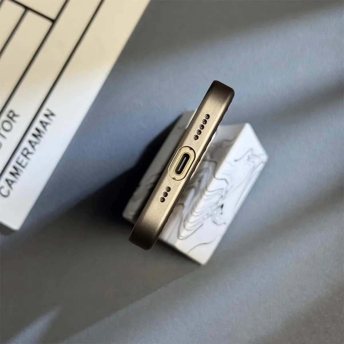 Ultradunne Telefoonhoes Met Schokabsorptie En Minimalistische Gripstructuur