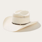 Gevlochten cowboyhoed van stro met decoratieve hoedband