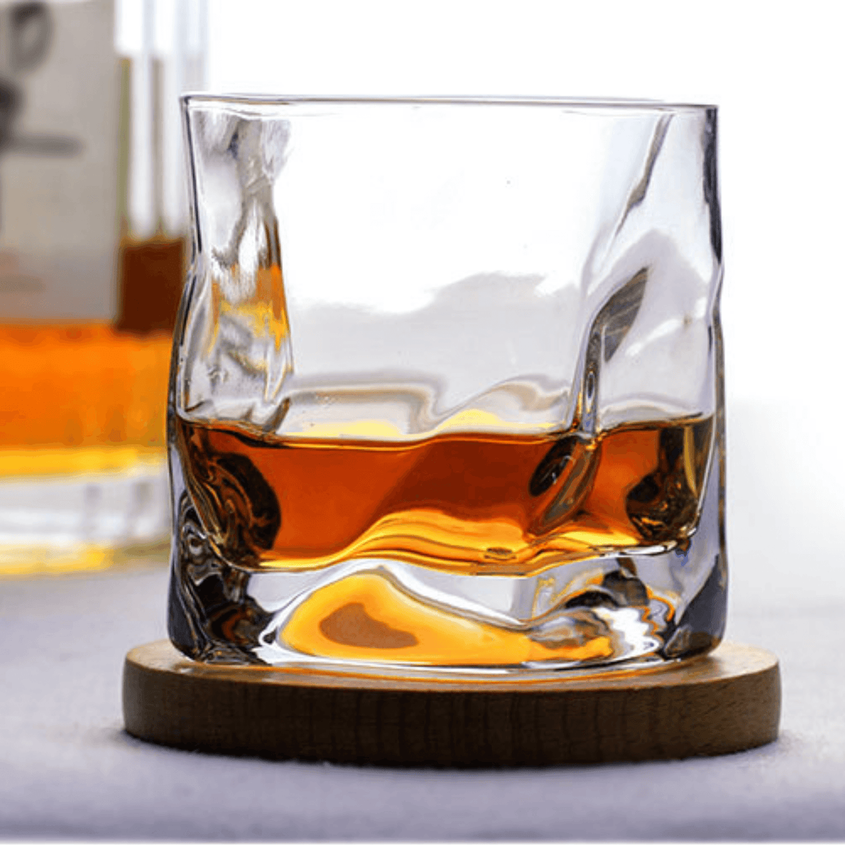 Whiskyglas met Golvend Reliëf en Houten Geschenkdoos voor de Thuisbar
