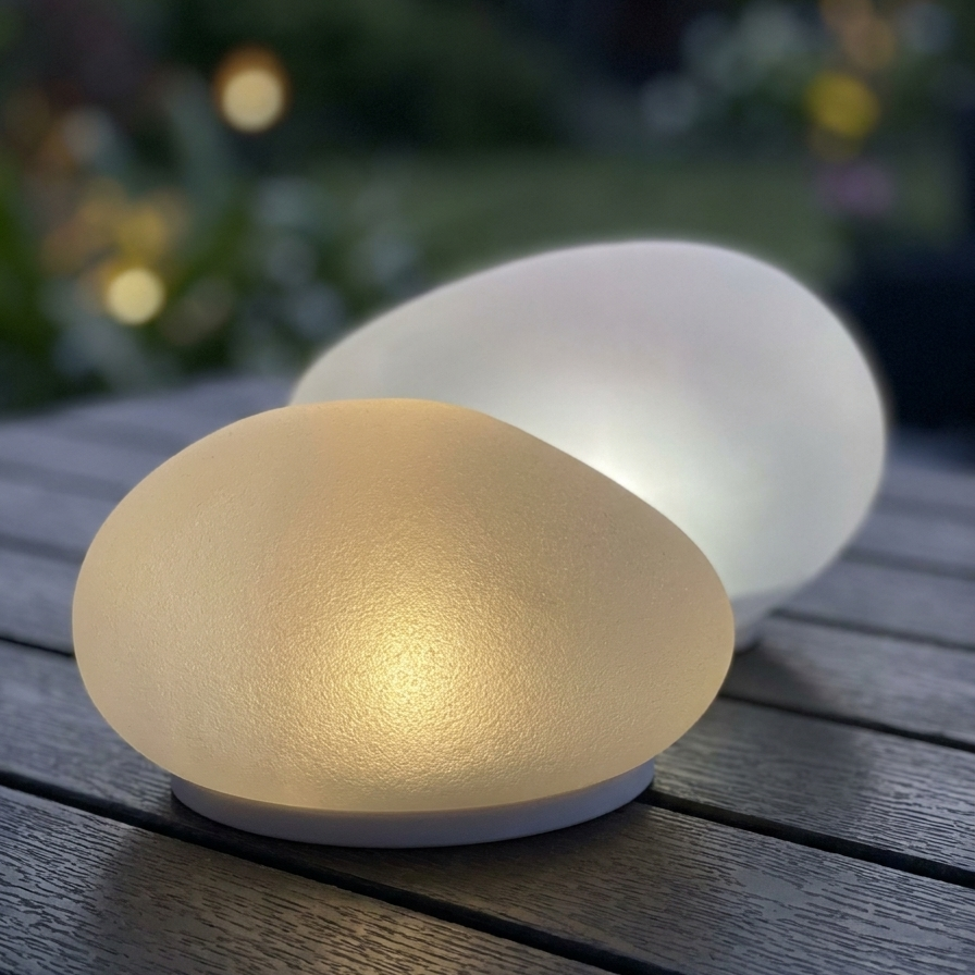 Steenlamp Op Zonne‑energie Met Warme Avondgloed Voor Natuurlijke Tuinsfeer