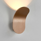 Led‑Wandlamp met Gebogen Vorm en Metalen Constructie
