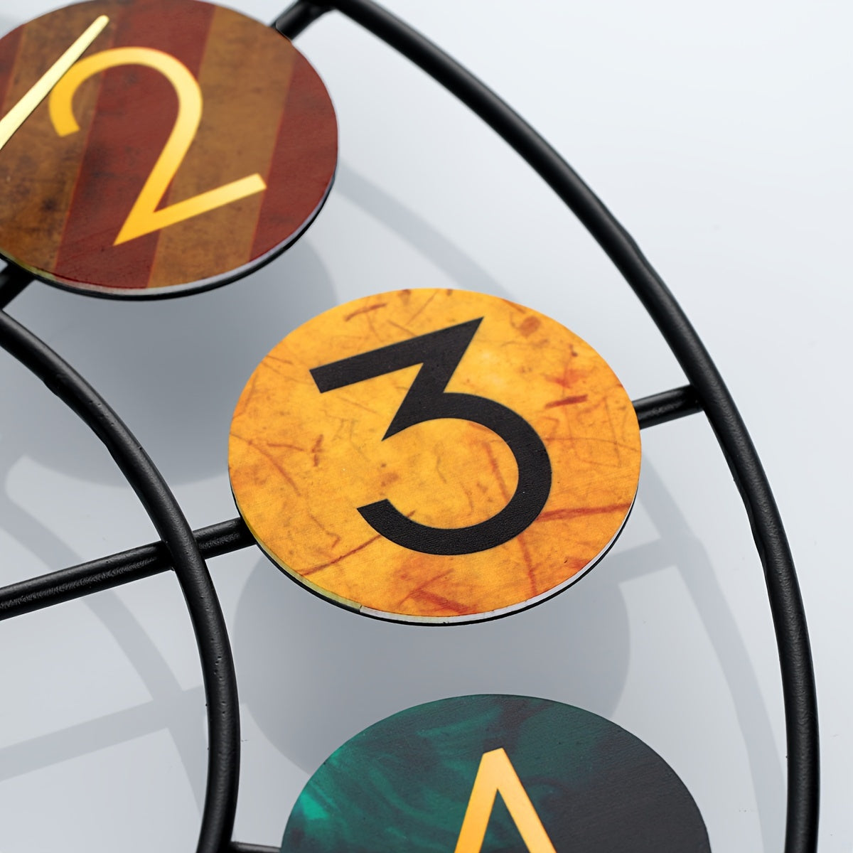 Metalen wandklok met stil kwartsuurwerk en retro open-frameontwerp