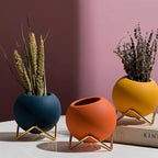 Plantenpot Met Keramiek En Stalen Standaard In Modern Minimalistisch Ontwerp