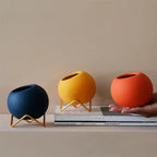 Plantenpot Met Keramiek En Stalen Standaard In Modern Minimalistisch Ontwerp