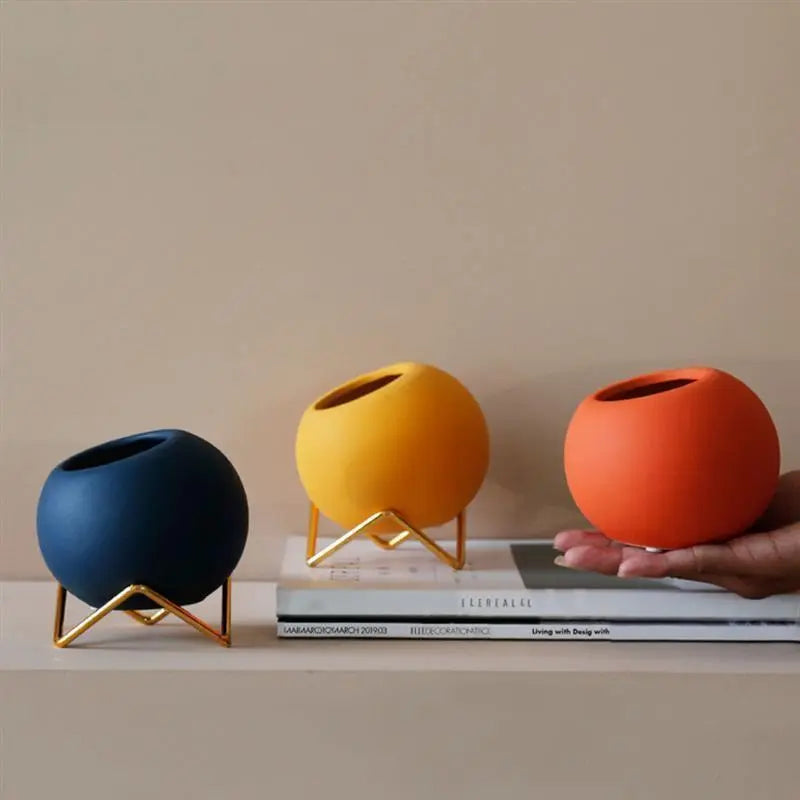 Plantenpot Met Keramiek En Stalen Standaard In Modern Minimalistisch Ontwerp