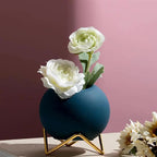 Plantenpot Met Keramiek En Stalen Standaard In Modern Minimalistisch Ontwerp