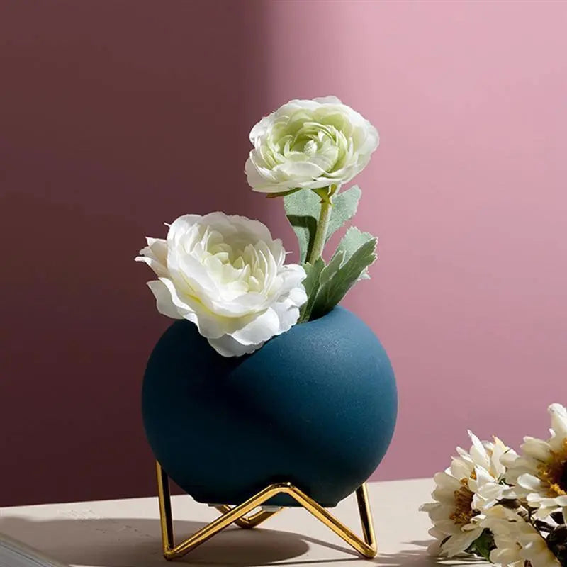 Plantenpot Met Keramiek En Stalen Standaard In Modern Minimalistisch Ontwerp