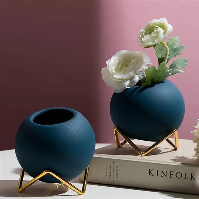 Plantenpot Met Keramiek En Stalen Standaard In Modern Minimalistisch Ontwerp