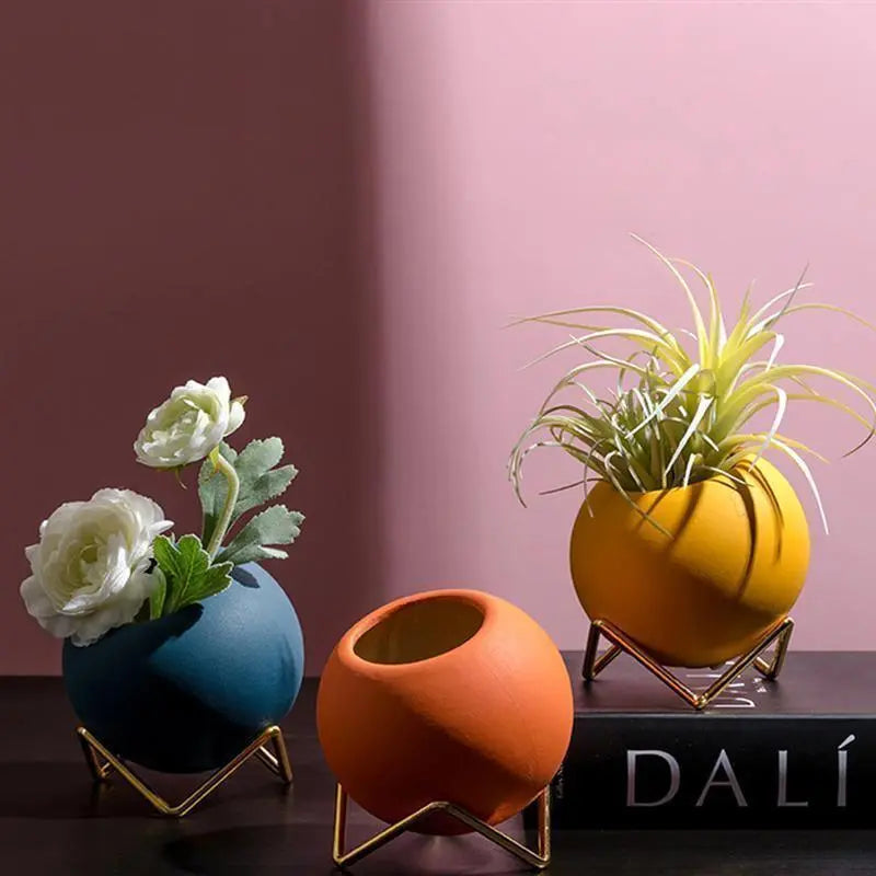 Plantenpot Met Keramiek En Stalen Standaard In Modern Minimalistisch Ontwerp
