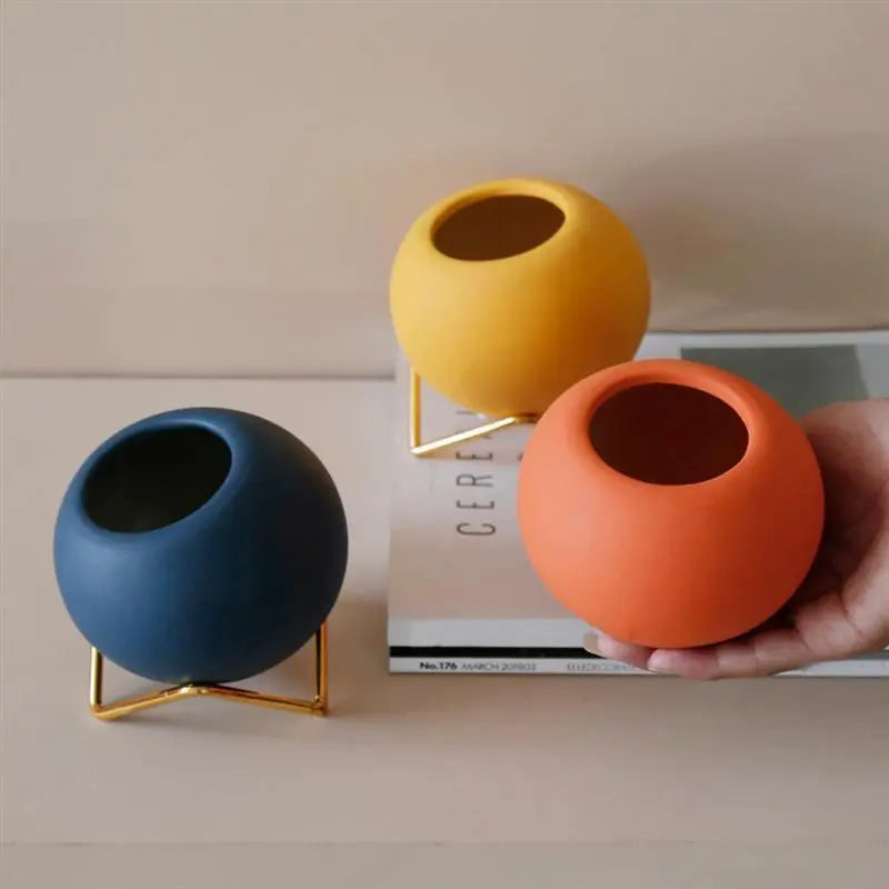 Plantenpot Met Keramiek En Stalen Standaard In Modern Minimalistisch Ontwerp