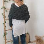 Gebreide Schoudersjaal Met Mouwen Voor Comfort En Tijdloze Stijl