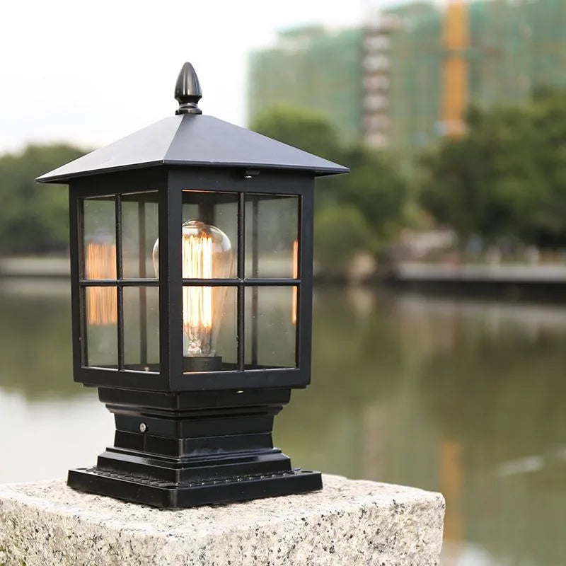 Metalen Buiten-Pilaarlamp met Glaspanelen voor Tuinpad en Entree