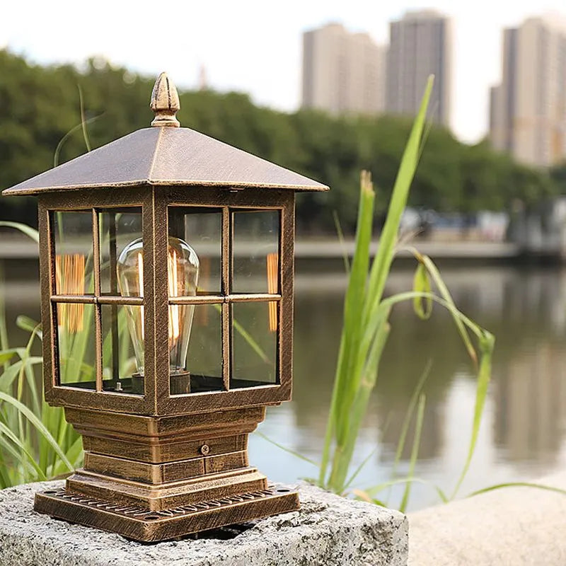 Metalen Buiten-Pilaarlamp met Glaspanelen voor Tuinpad en Entree