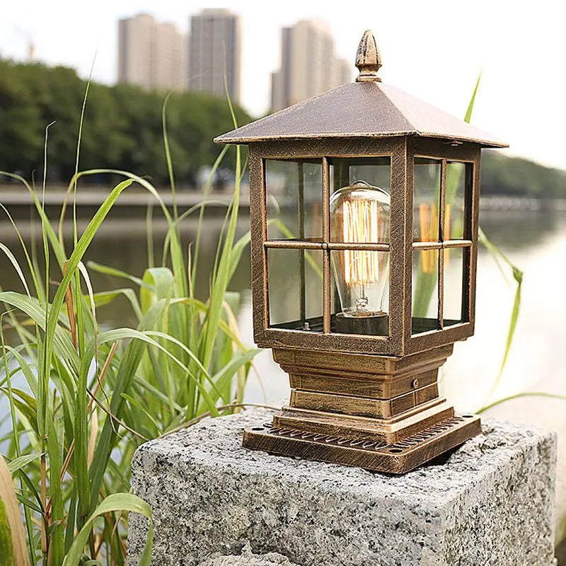 Metalen Buiten-Pilaarlamp met Glaspanelen voor Tuinpad en Entree