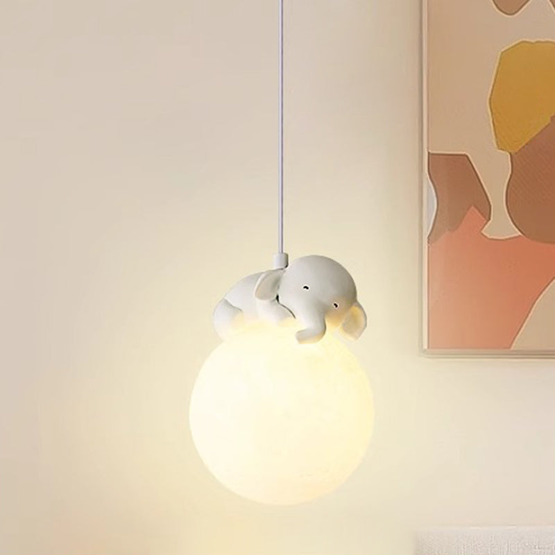 Minimalistische Hanglamp Met Strakke Vorm En Verstelbare Lichtval