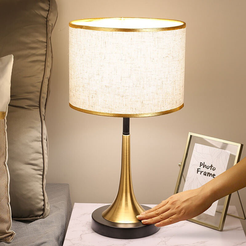 Retro Tafellamp Met Stoffen Kap En Warme Klassieke Lichtmodule