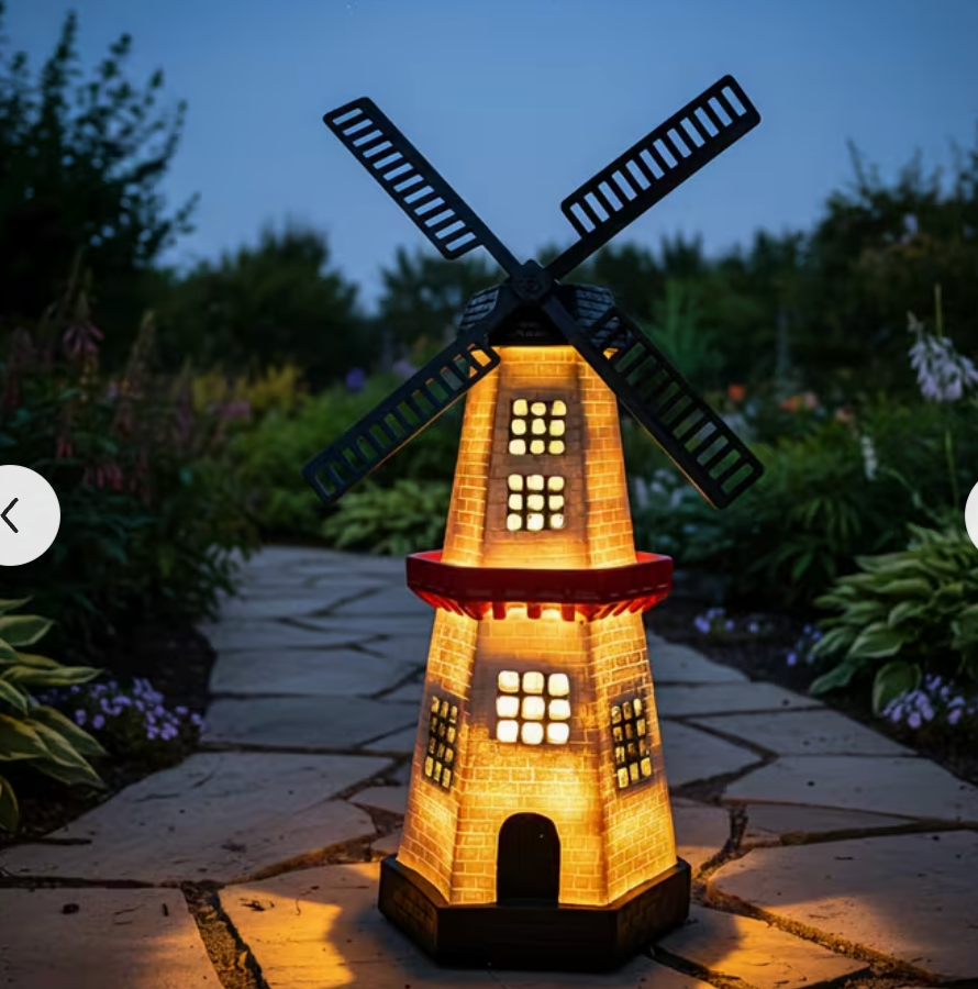 Solar‑Windmolen met Warm Licht en Draaiende Vluchtbladen