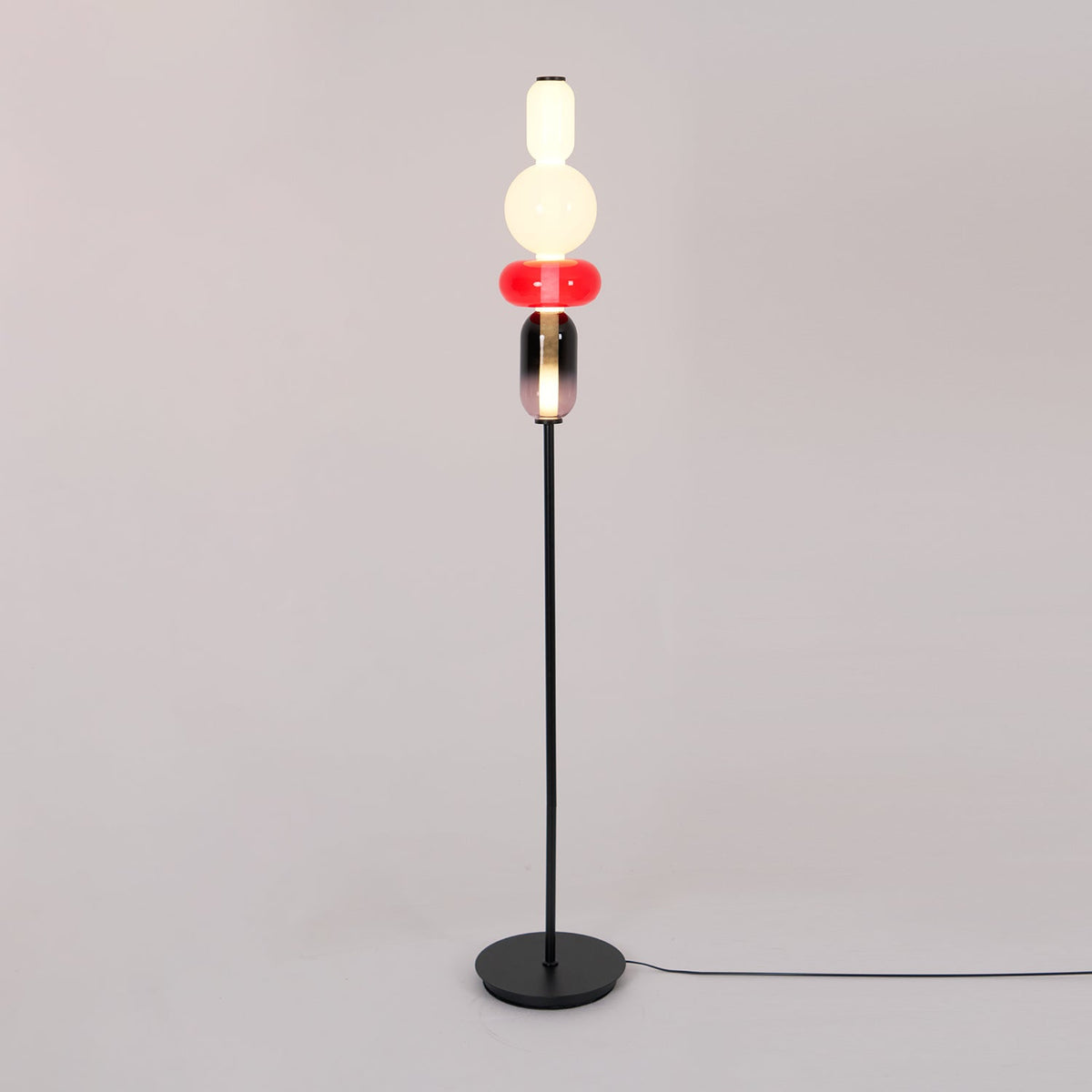 Artistieke Vloerlamp Met Gestapelde Glaselementen En Sfeervolle LED-Verlichting