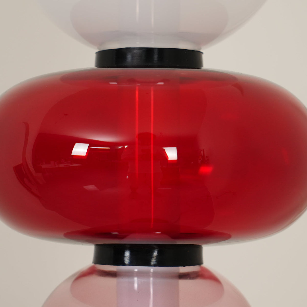 Artistieke Vloerlamp Met Gestapelde Glaselementen En Sfeervolle LED-Verlichting