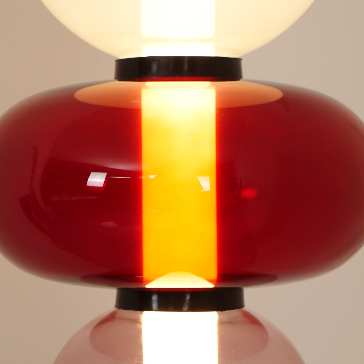 Artistieke Vloerlamp Met Gestapelde Glaselementen En Sfeervolle LED-Verlichting