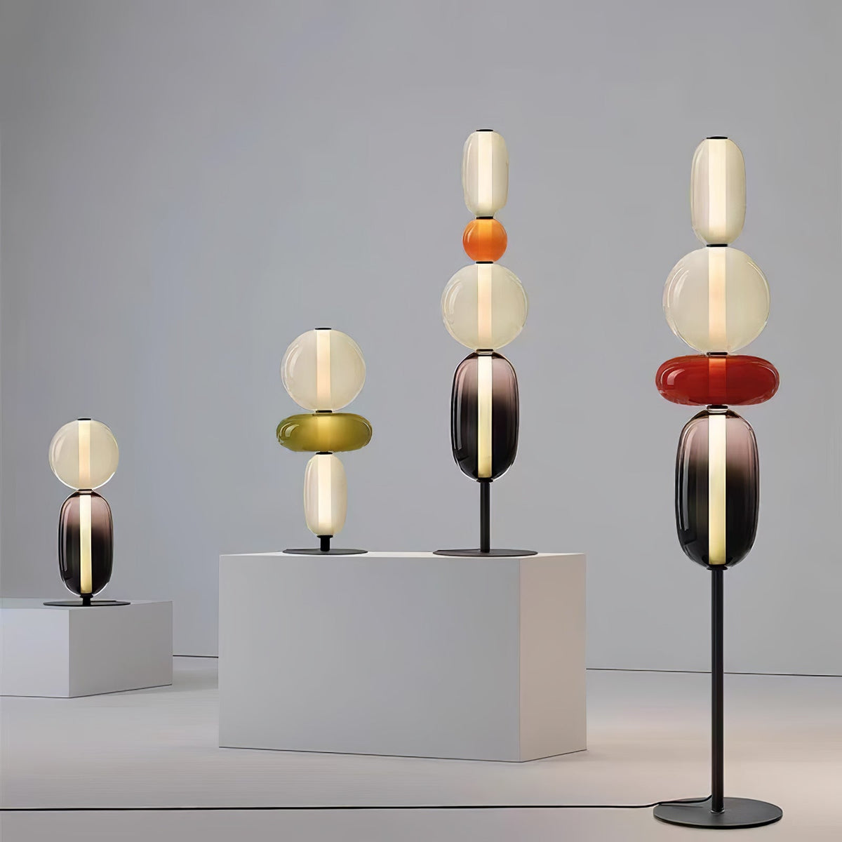 Artistieke Vloerlamp Met Gestapelde Glaselementen En Sfeervolle LED-Verlichting