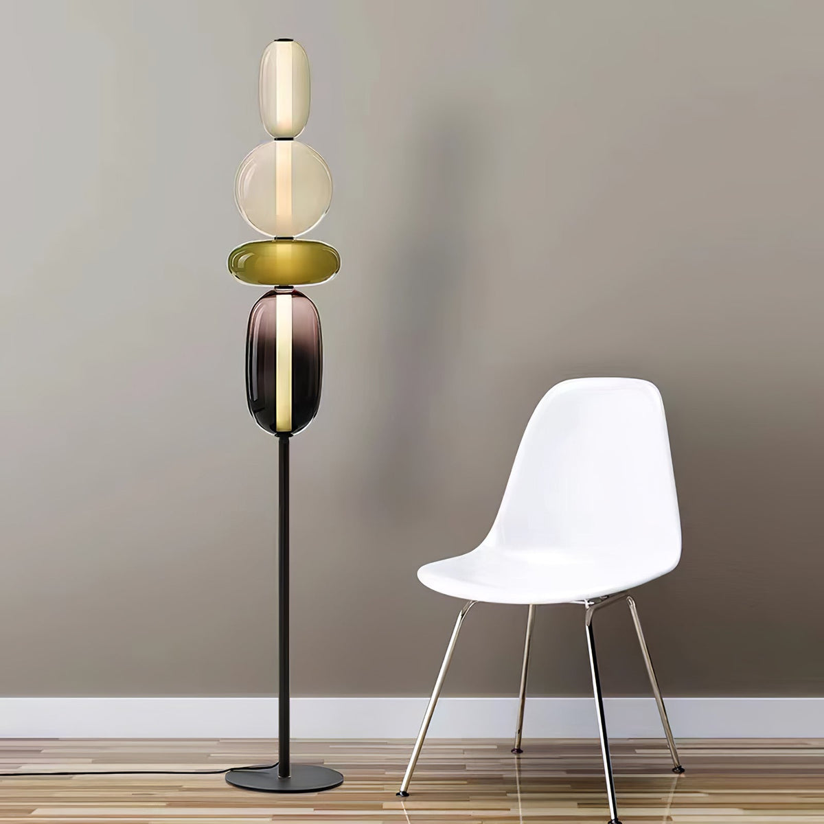 Artistieke Vloerlamp Met Gestapelde Glaselementen En Sfeervolle LED-Verlichting