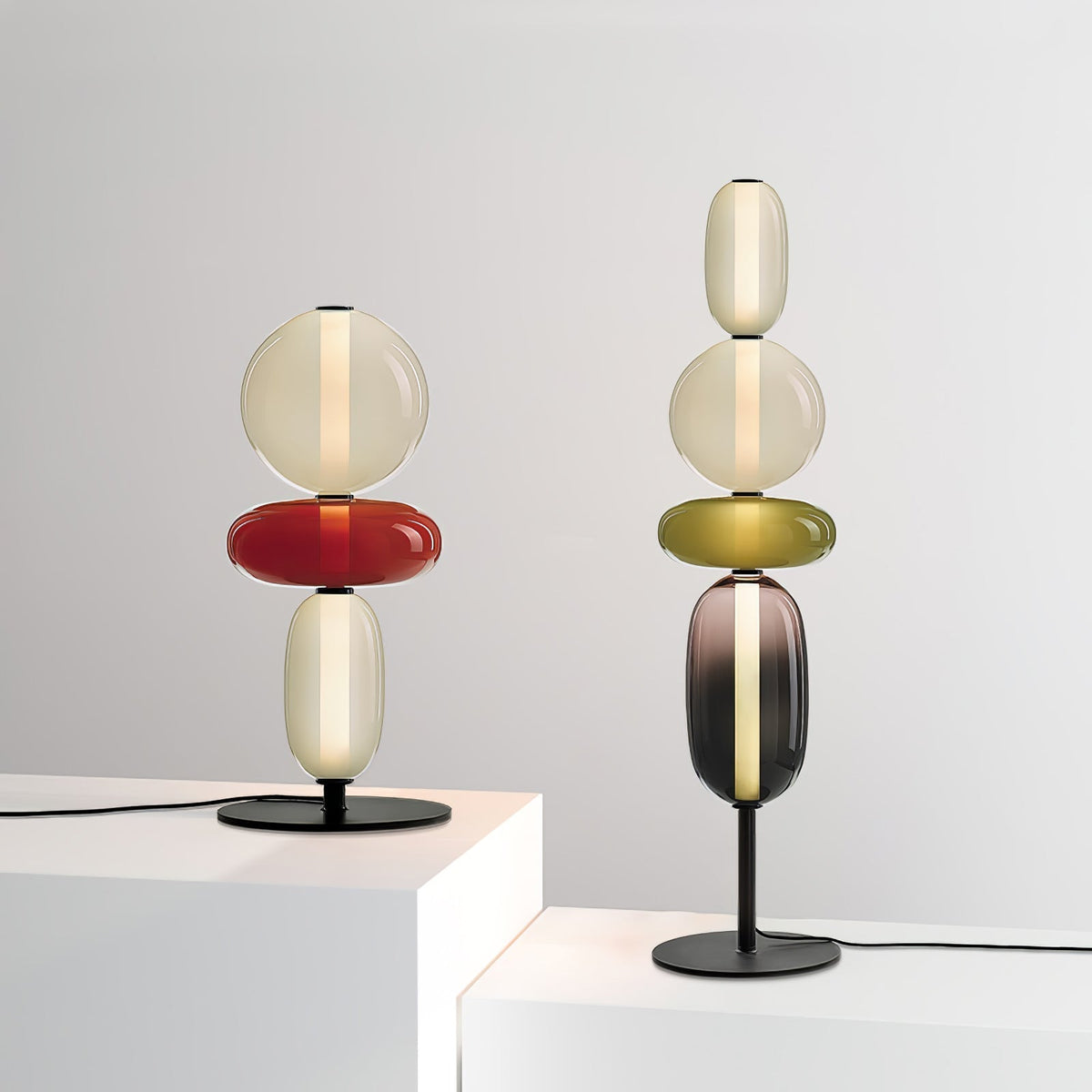 Artistieke Vloerlamp Met Gestapelde Glaselementen En Sfeervolle LED-Verlichting