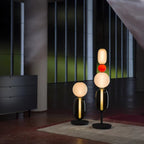 Artistieke Vloerlamp Met Gestapelde Glaselementen En Sfeervolle LED-Verlichting