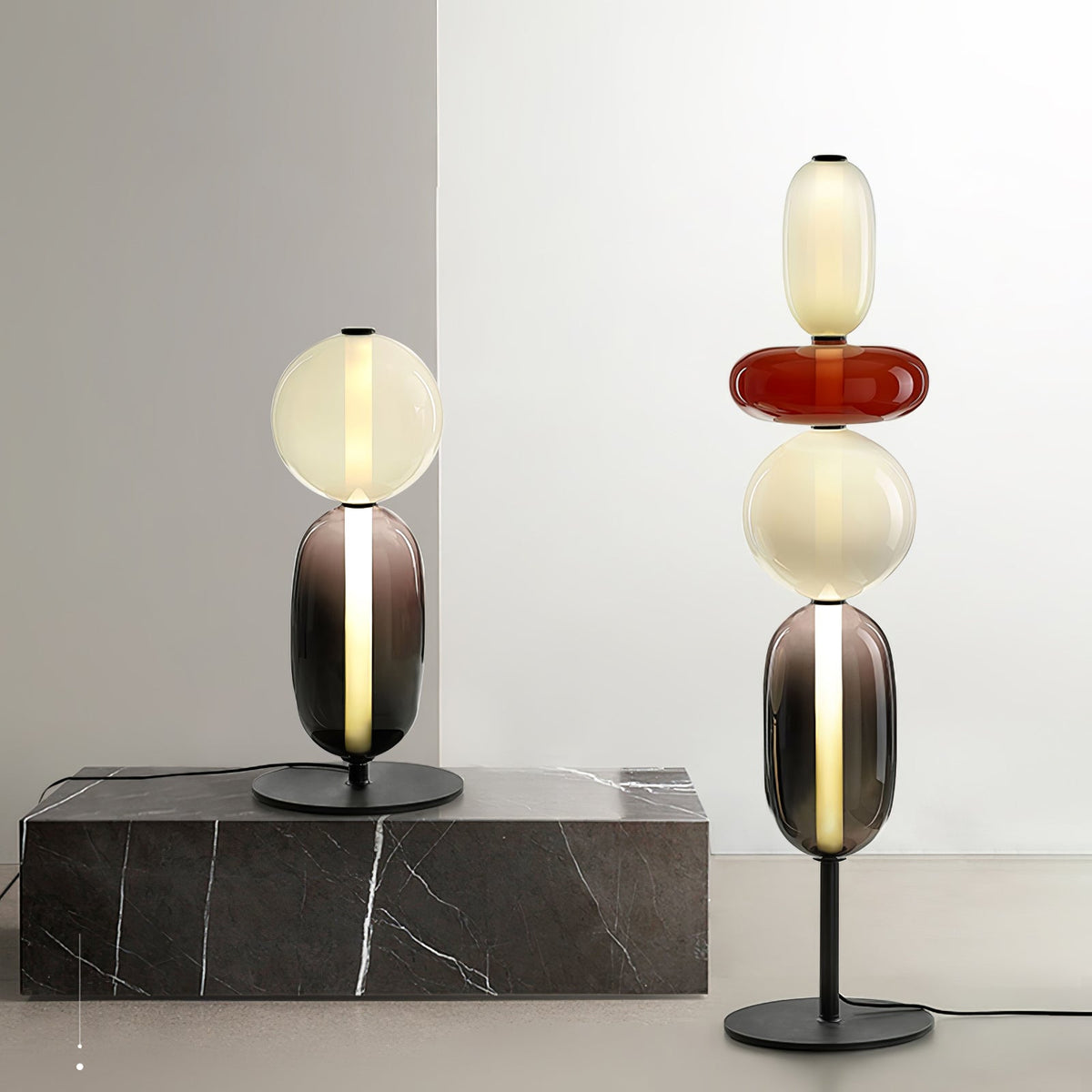 Artistieke Vloerlamp Met Gestapelde Glaselementen En Sfeervolle LED-Verlichting