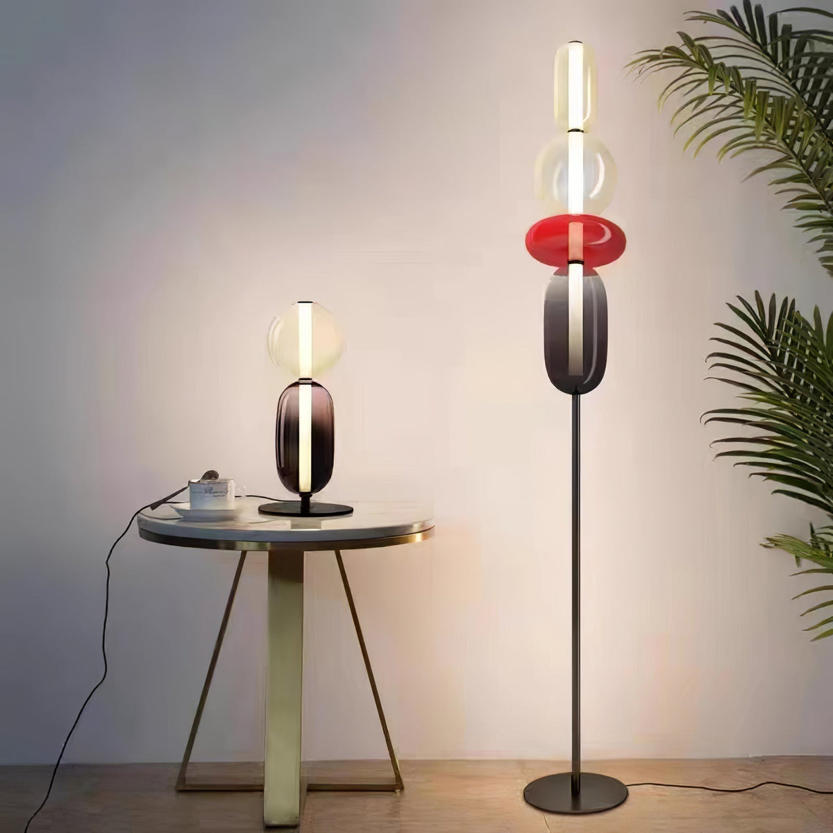 Artistieke Vloerlamp Met Gestapelde Glaselementen En Sfeervolle LED-Verlichting