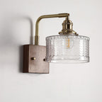 Wandlamp Met Artistieke Glaskap En Houten Basis Voor Rustige Sfeerverlichting