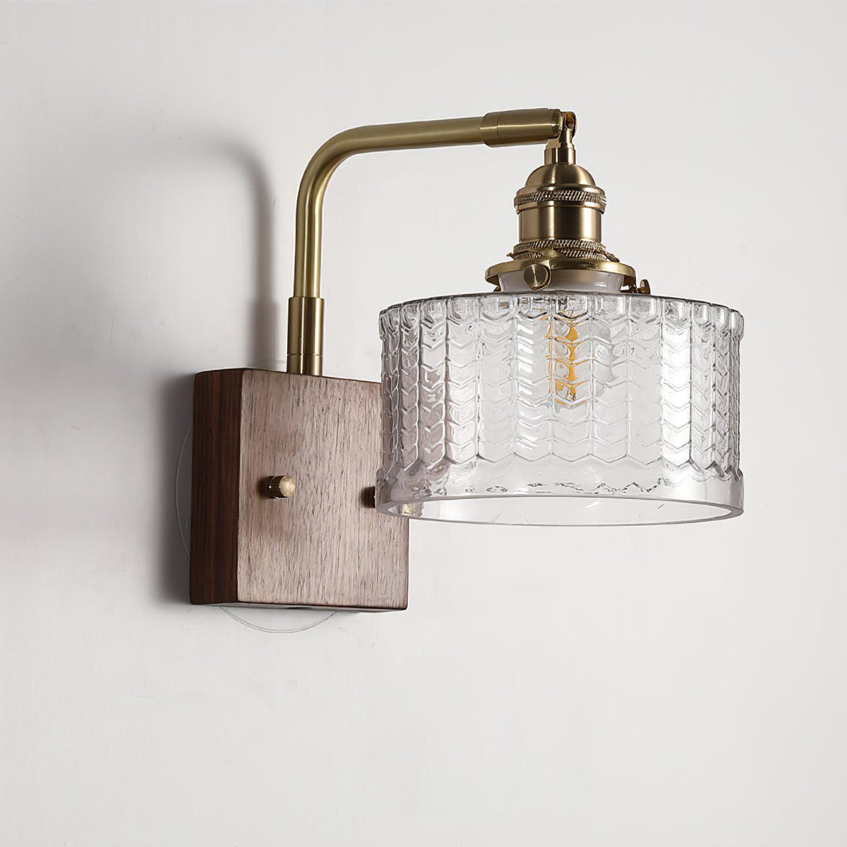 Wandlamp Met Artistieke Glaskap En Houten Basis Voor Rustige Sfeerverlichting