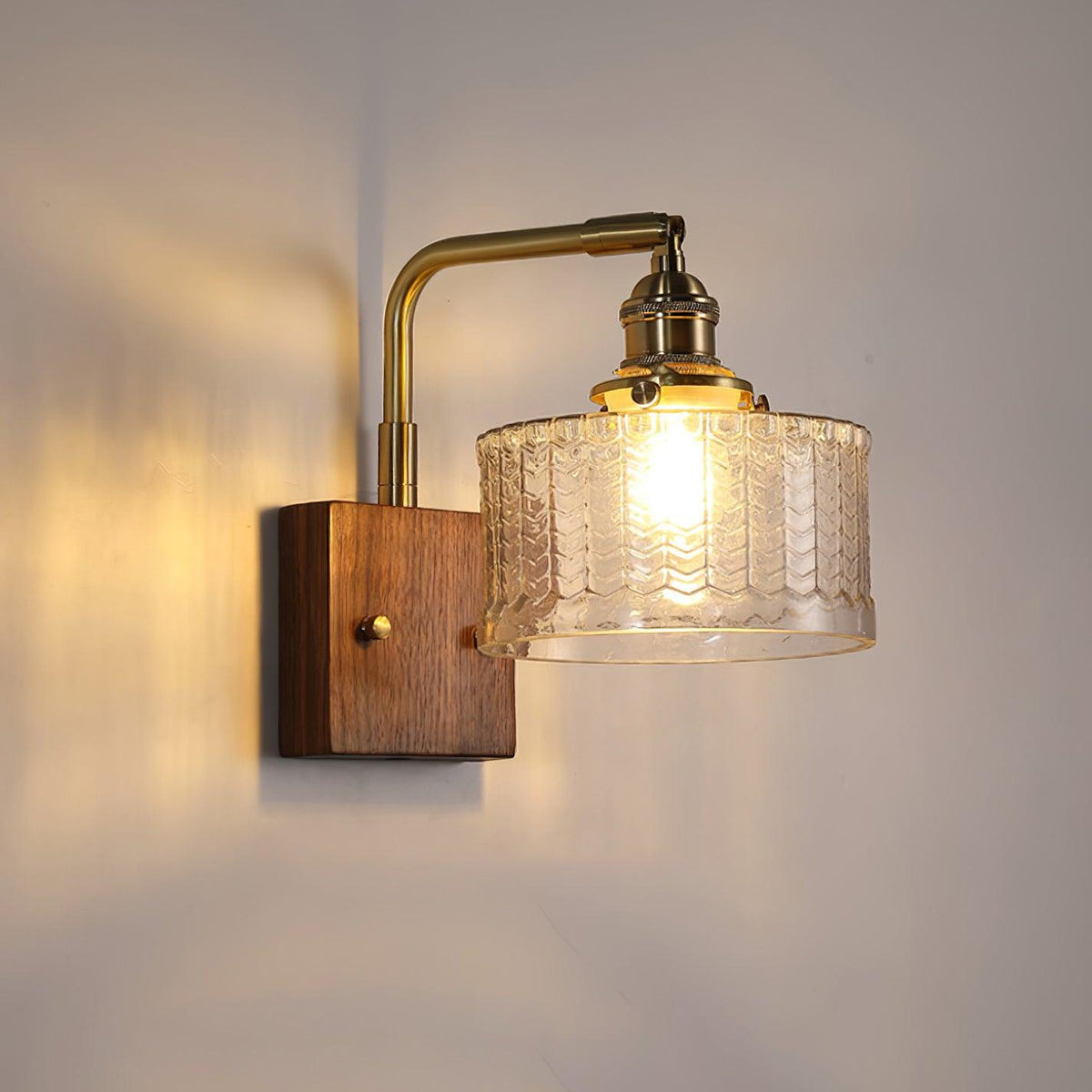 Wandlamp Met Artistieke Glaskap En Houten Basis Voor Rustige Sfeerverlichting