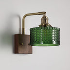 Wandlamp Met Artistieke Glaskap En Houten Basis Voor Rustige Sfeerverlichting