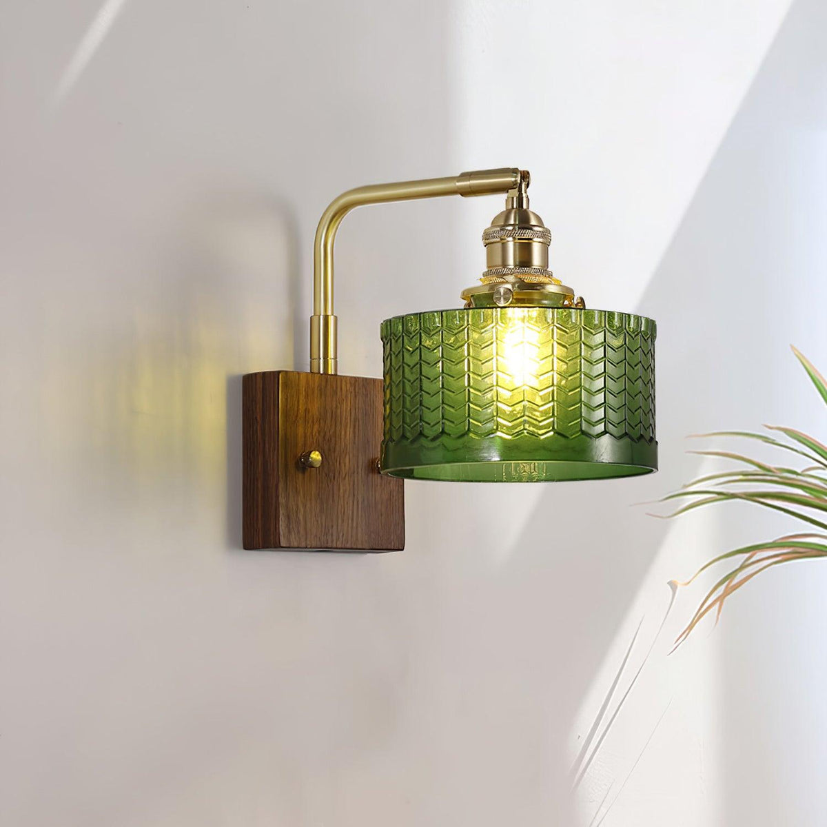 Wandlamp Met Artistieke Glaskap En Houten Basis Voor Rustige Sfeerverlichting